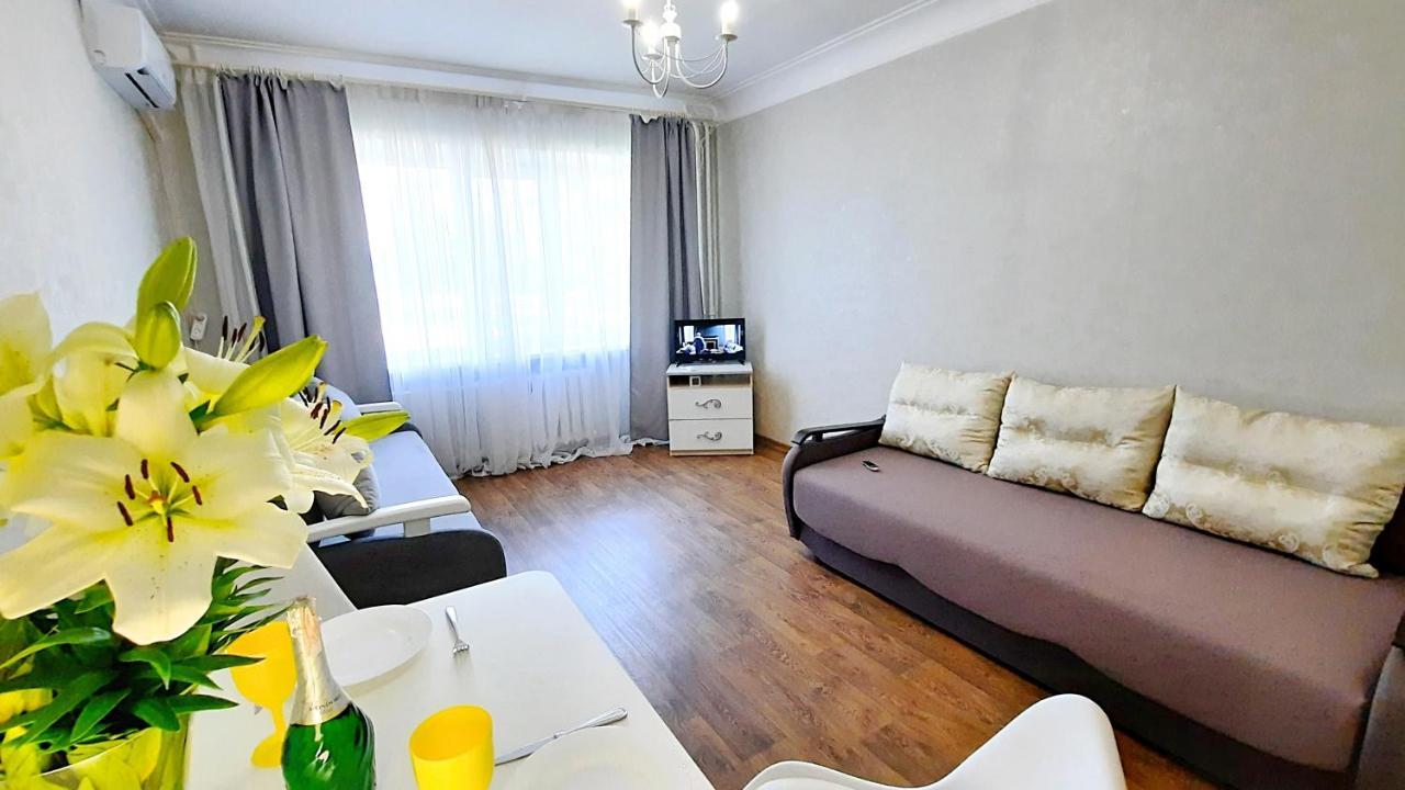Alex Apartments: With White Gazebo View Poltava