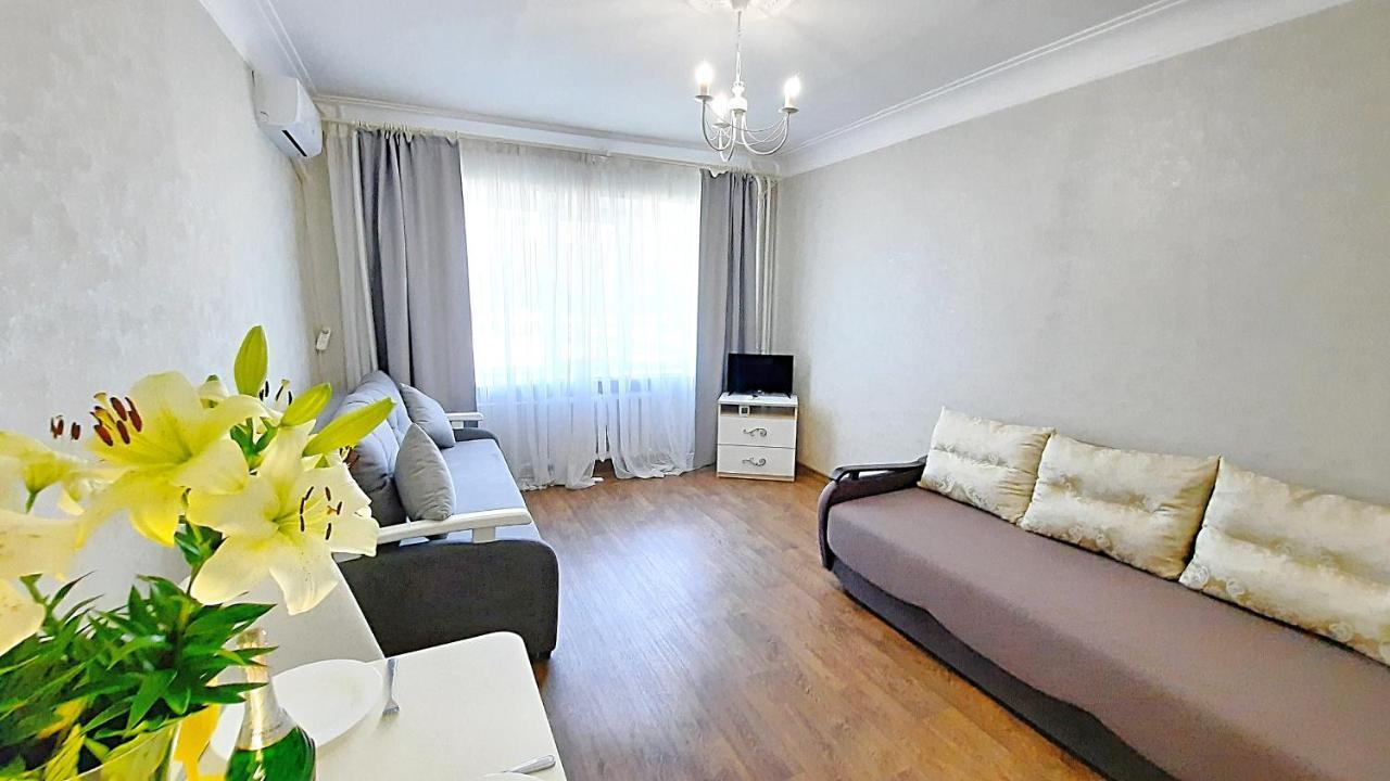 Alex Apartments: With White Gazebo View Poltava