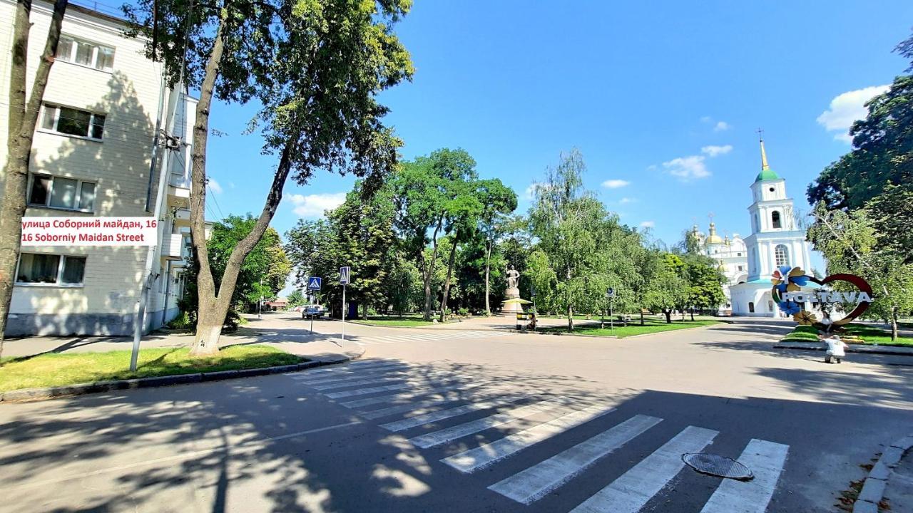 с видом на белую беседку сеть в центре Alex Apartmets бесконтактное заселение 24-7 *